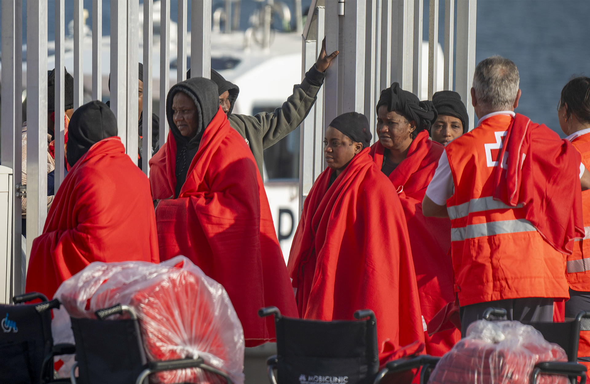 Casi 600 migrantes rescatados y 8 muertos frente a Islas Canarias