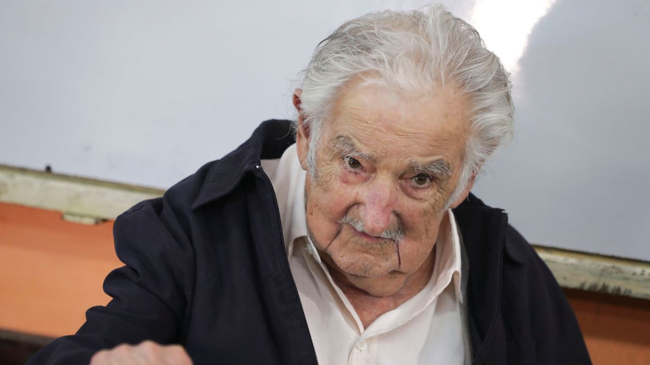 José Mujica continúa evolucionando, según lo esperado, tras cirugía