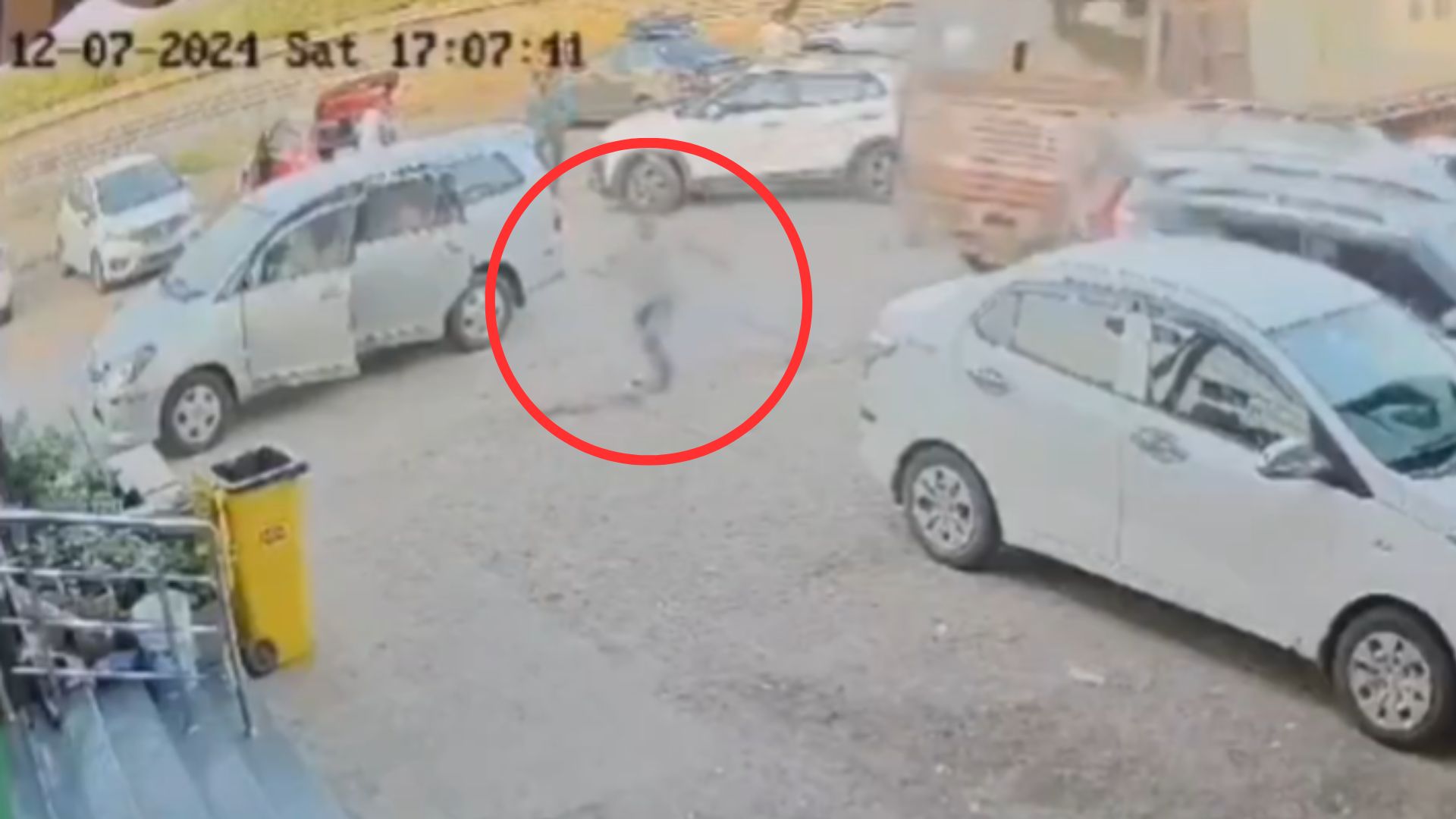 Cámara capta momento en que camión sin frenos embiste a joven