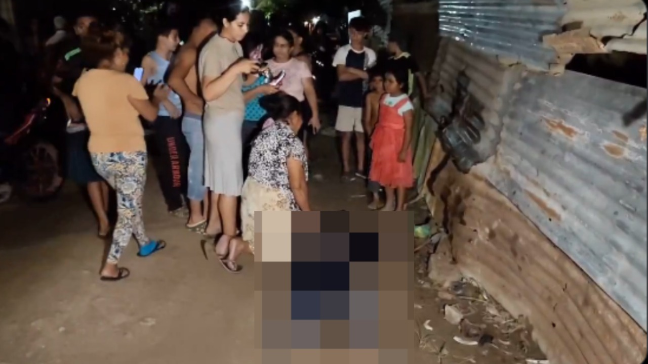 Le quitan la vida a un hombre en Tocoa: su madre se arrodilla y ora sobre el cadáver