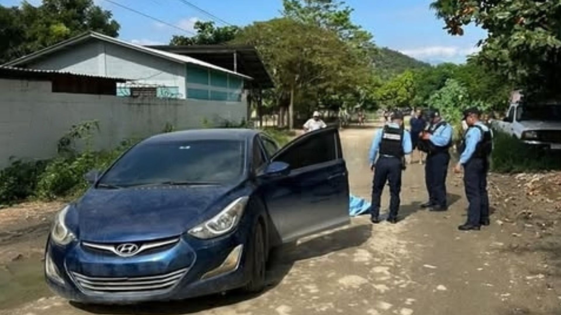 Lo bajan de su vehículo y le disparan ocho veces frente a escuela en La Lima