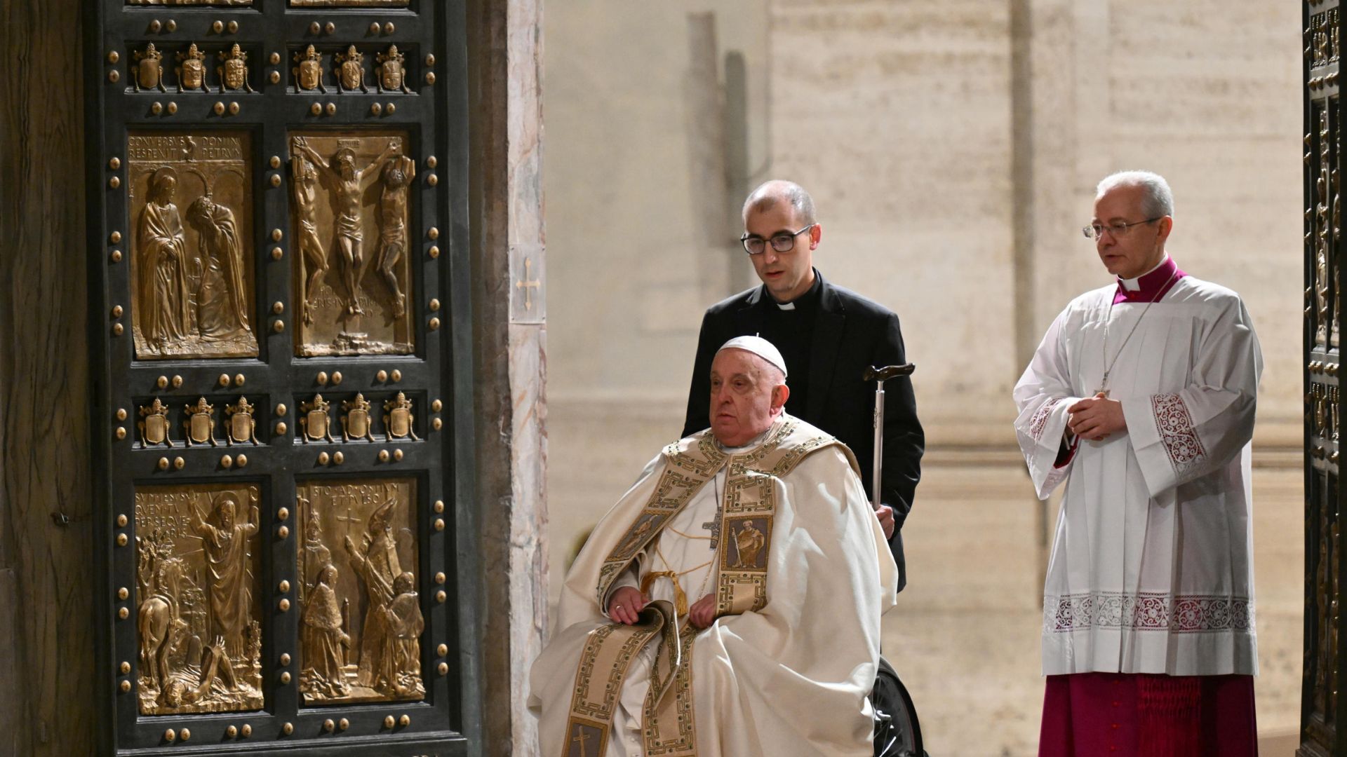 El papa envía mensaje en Navidad y pide que frene la guerra en el mundo