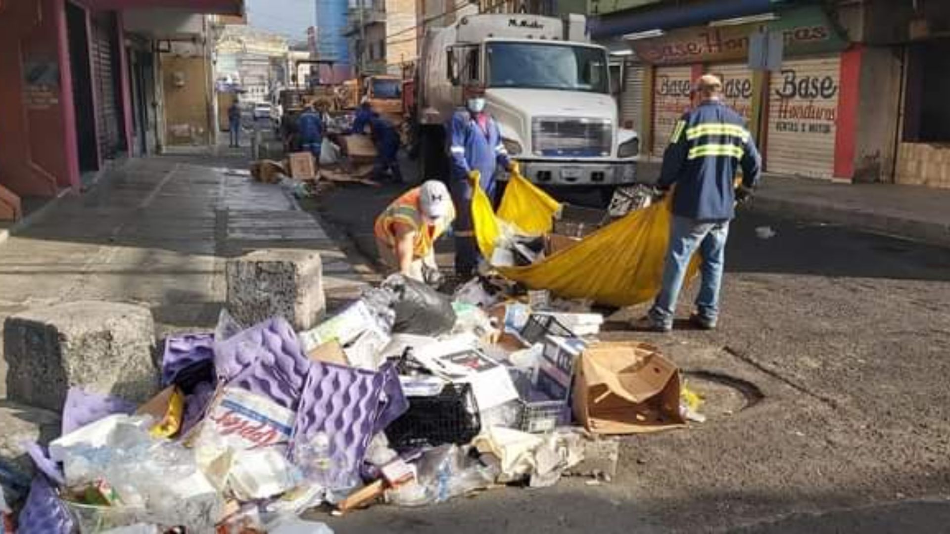 Repletos de basura amanecen mercados en Comayagüela tras celebraciones de Nochebuena