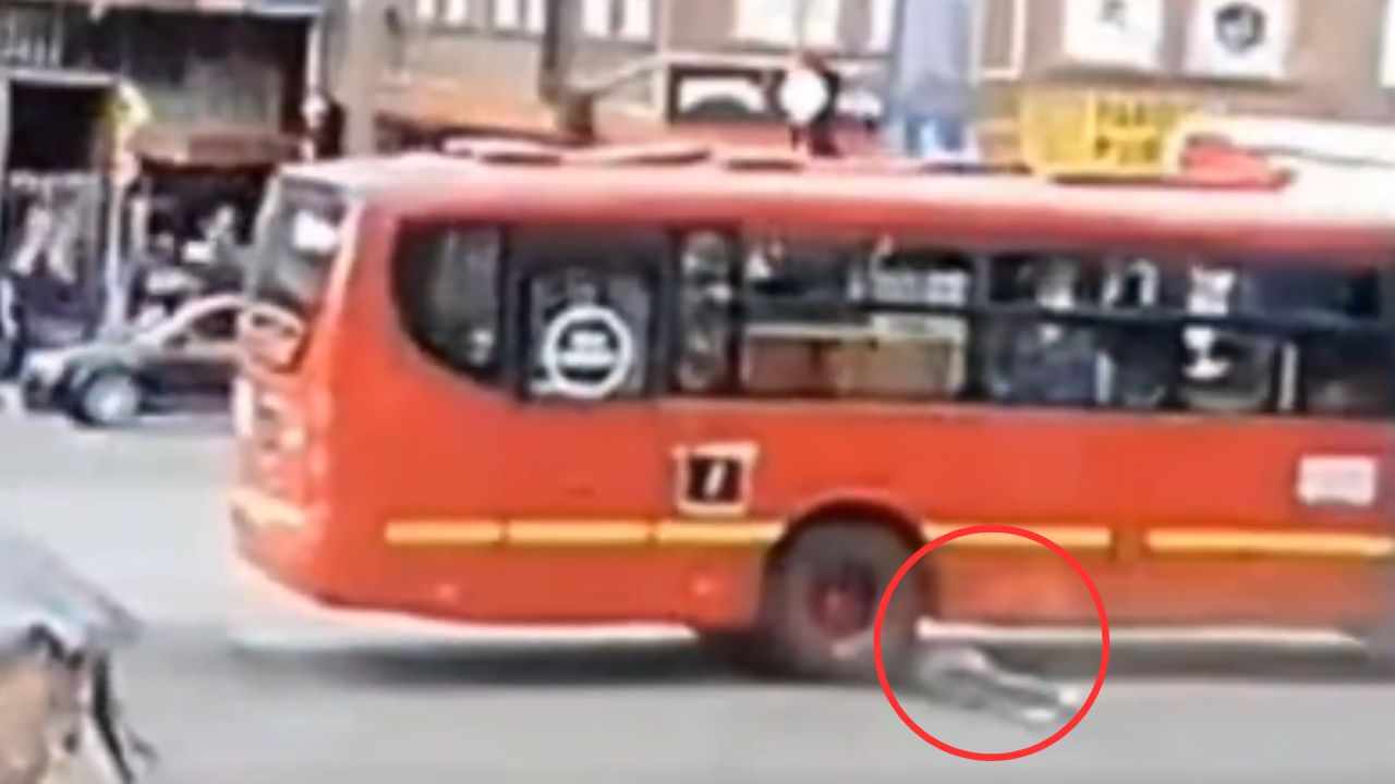 Motociclista cae debajo de un bus al perder el control, ¿sobrevivió o murió?
