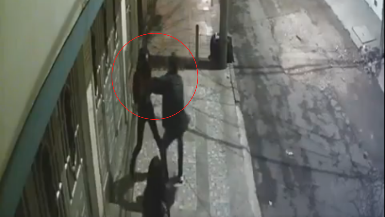 Video: Mujer es atacada a puñaladas cuando regresaba a su casa