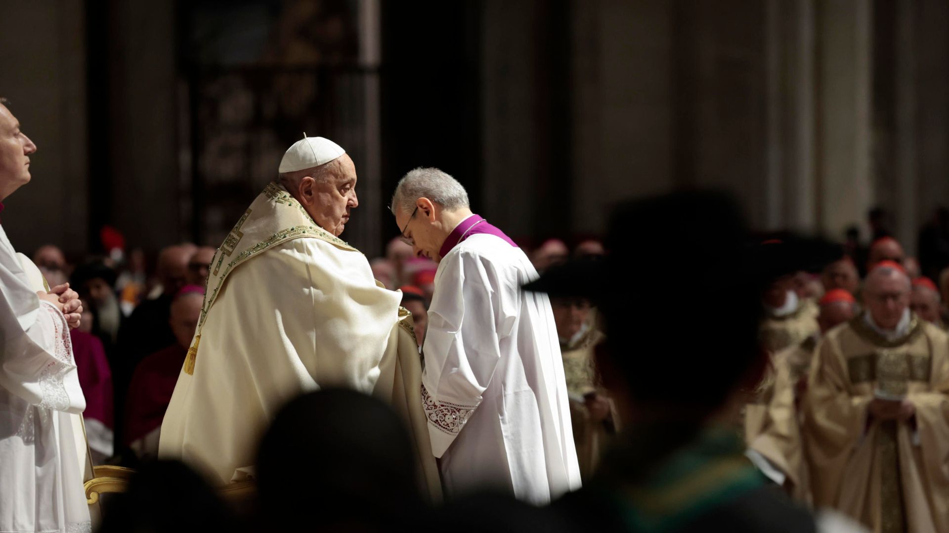 El papa abre la Puerta Santa de San Pedro y da inicio al Jubileo
