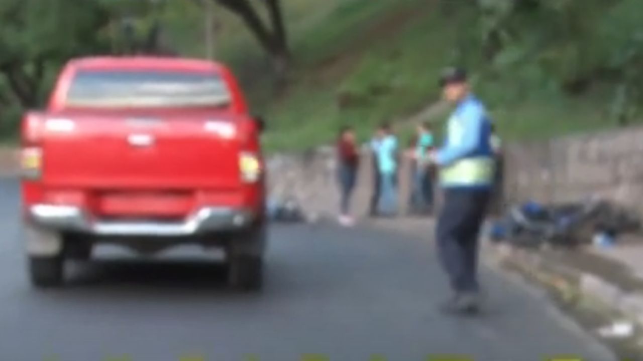 Pareja en motocicleta muere al ser atropellada a inmediaciones de estadio 'Chelato Uclés'