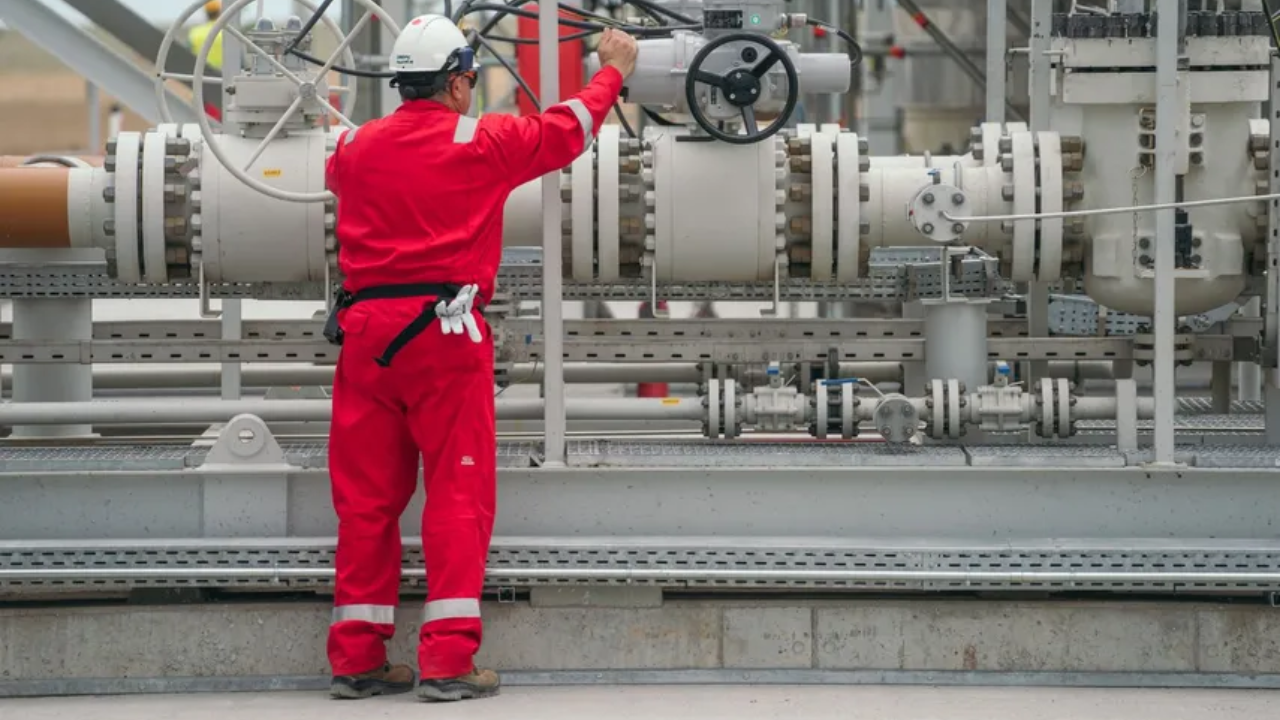 Precios del petróleo suben por la caída de reservas de Estados Unidos