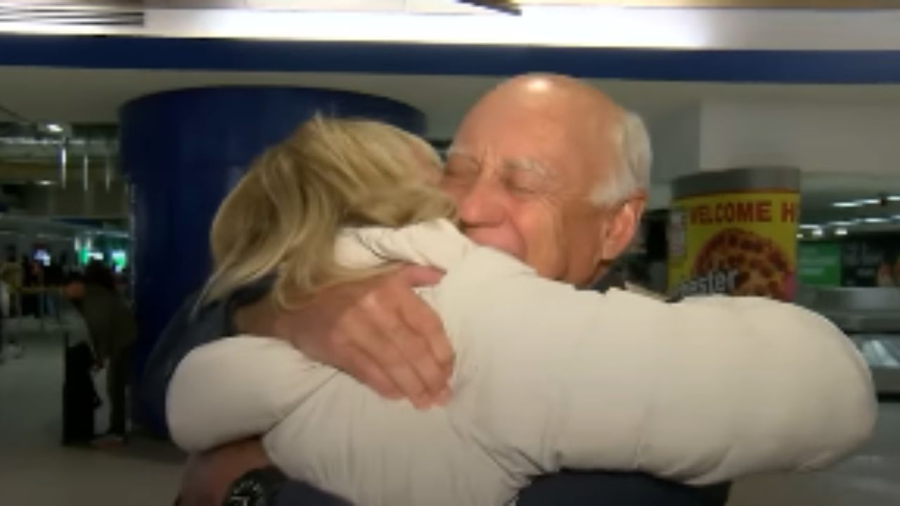 'Es mi milagro de Navidad': Así fue el emotivo reencuentro de hombre con sus hermanos tras 75 años