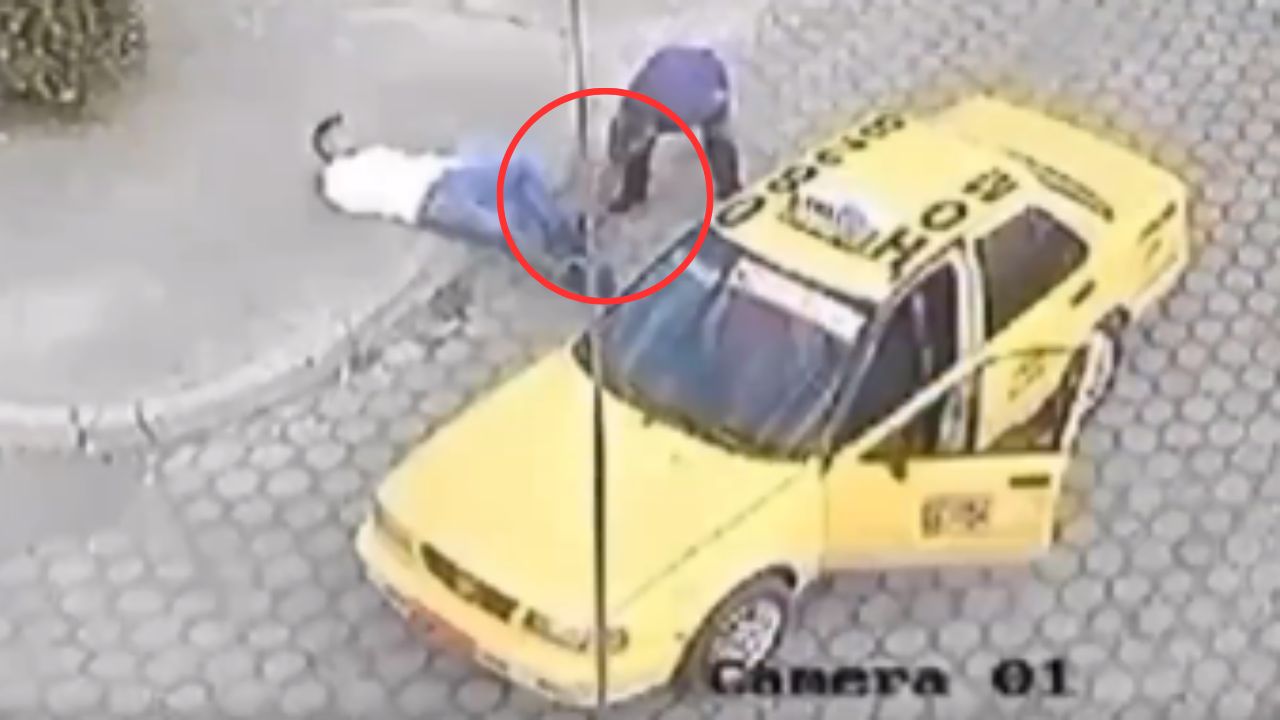 Cámara evidencia a taxista que le robó el teléfono a borracho dormido en la calle