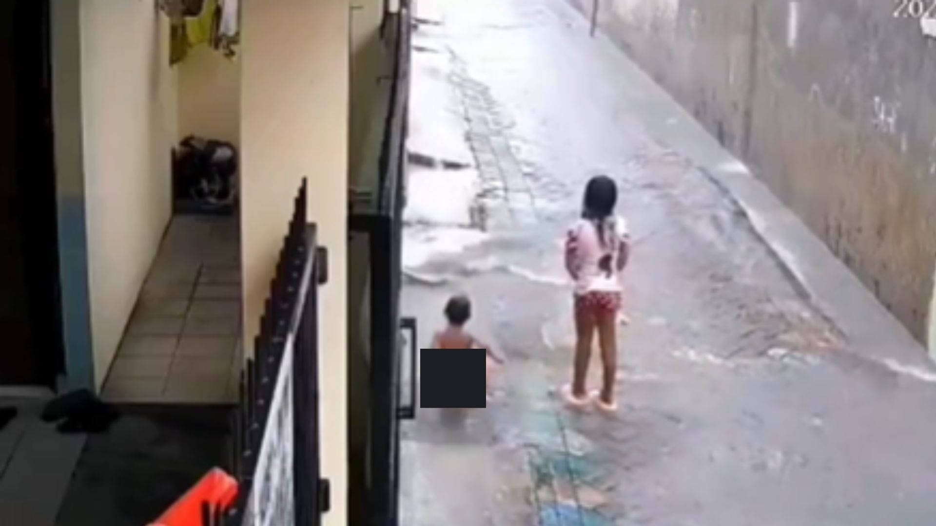 VIDEO: Niño muere al caer a una alcantarilla mientras jugaba en la lluvia