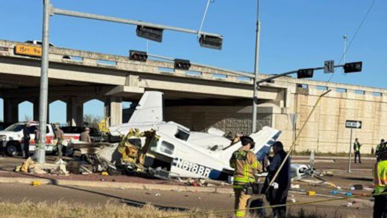 Video: El impactante momento en que una avioneta se estrella contra varios vehículos