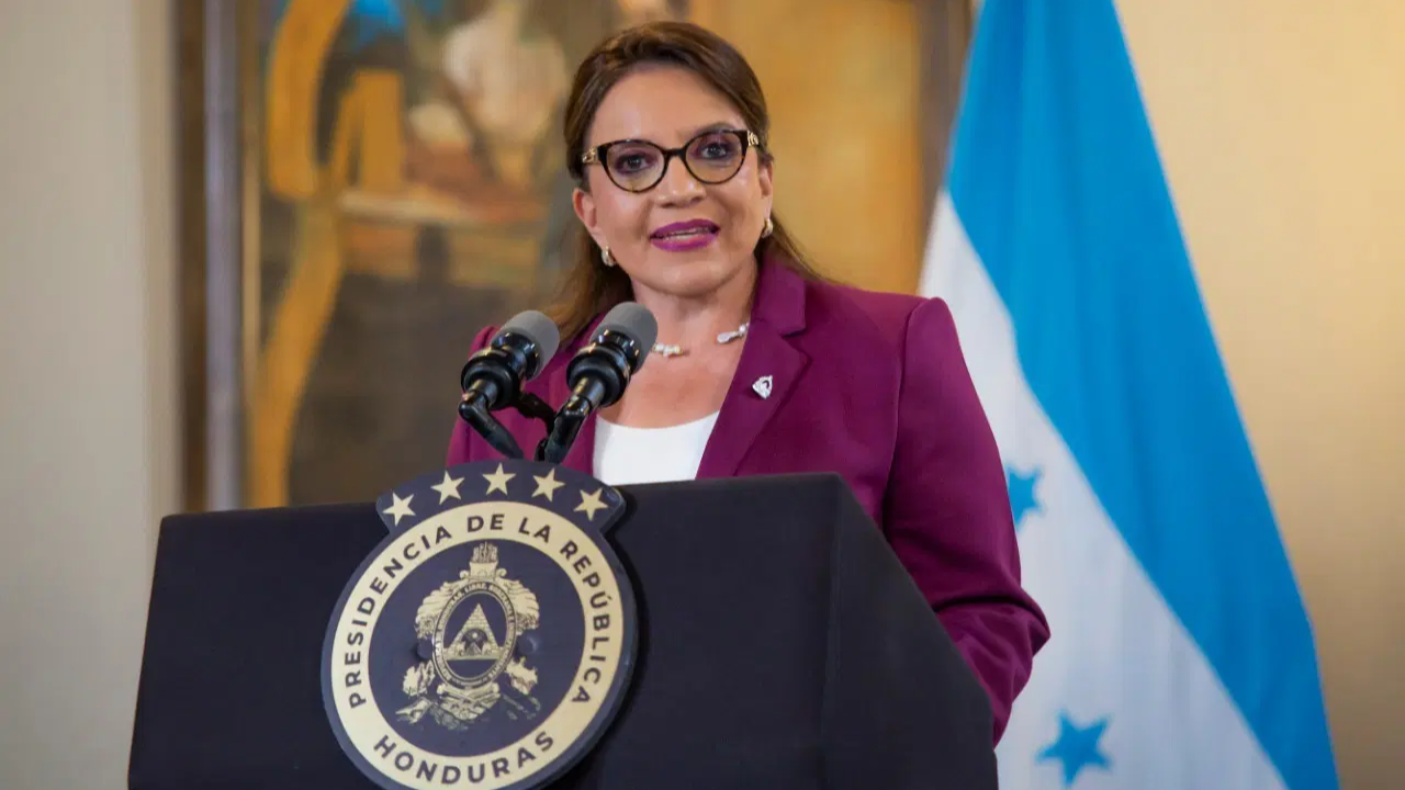 Xiomara Castro anuncia destituciones por cobros indebidos en servicios de salud pública