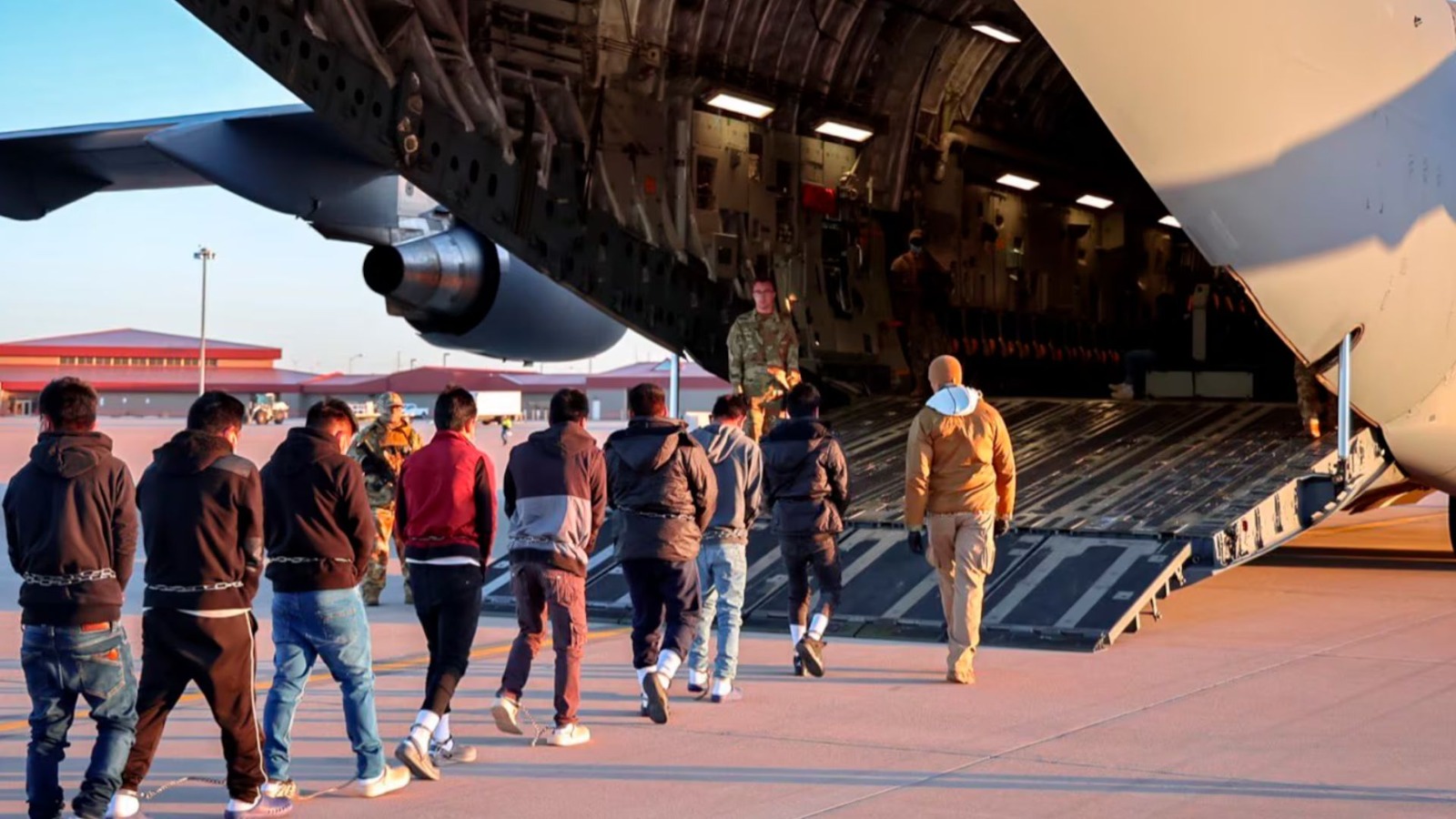México acepta aviones de deportados de EE. UU. y sugiere a Latinoamérica diálogo ante Trump