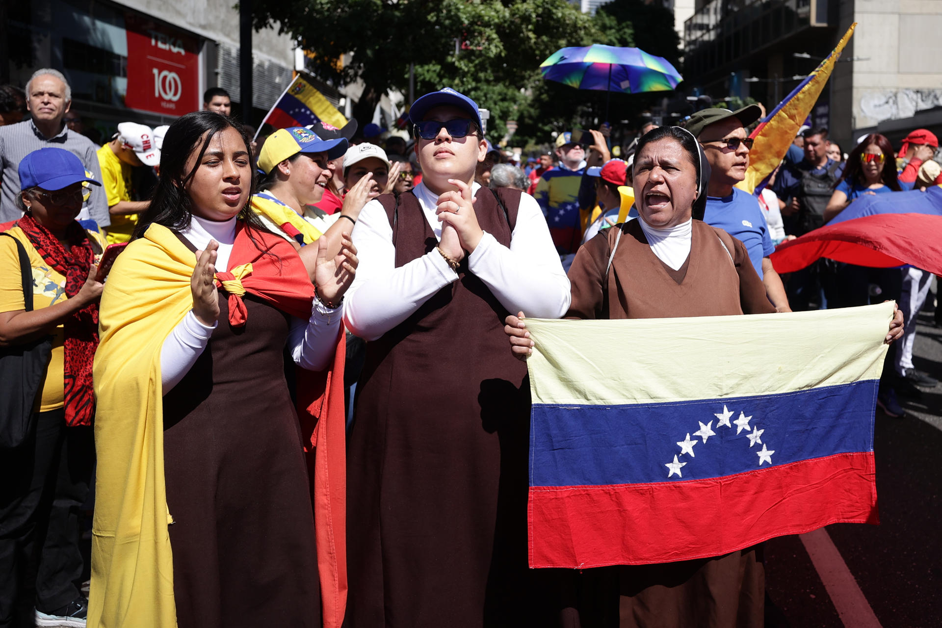 Venezolanos opositores se concentran en Caracas tras llamado de Machado por la "libertad"