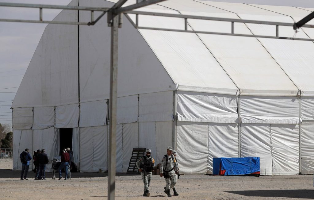 Las afueras de albergue en Ciudad Juárez y soldados de la Guardia Nacional de México