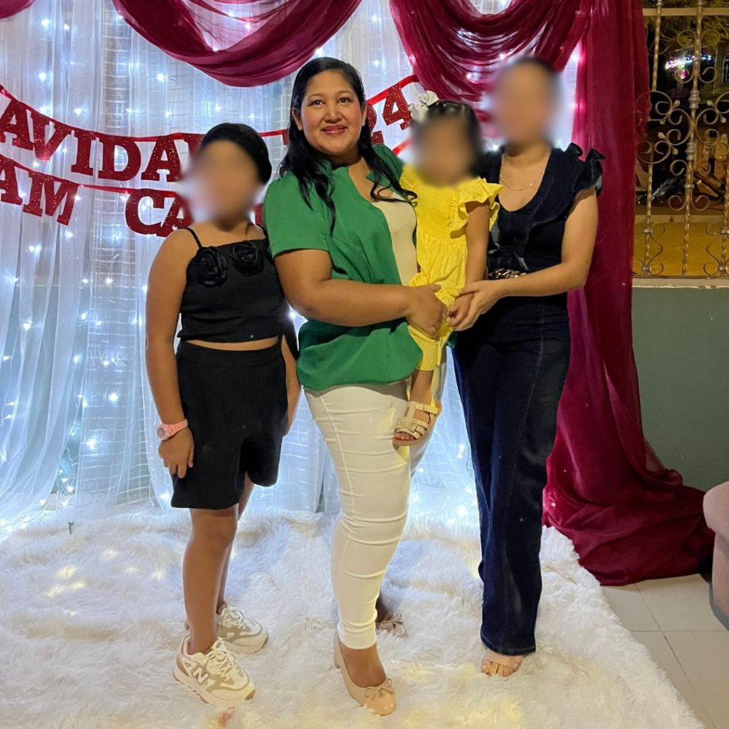 Aleyda Santos junto a sus hijos
