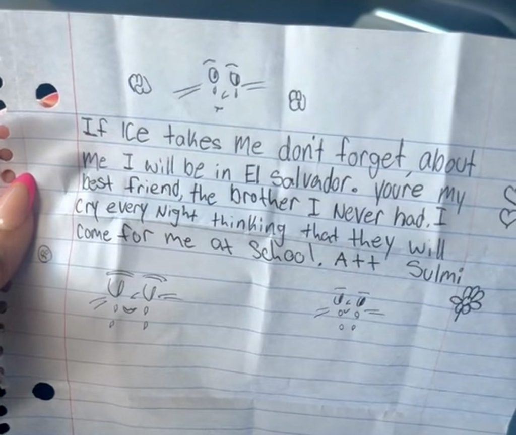 La mujer sosteniendo la carta de la niña