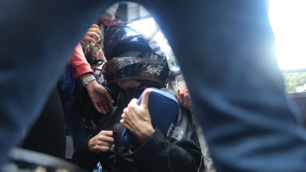 María Corina Machado abrazando su cartera azul