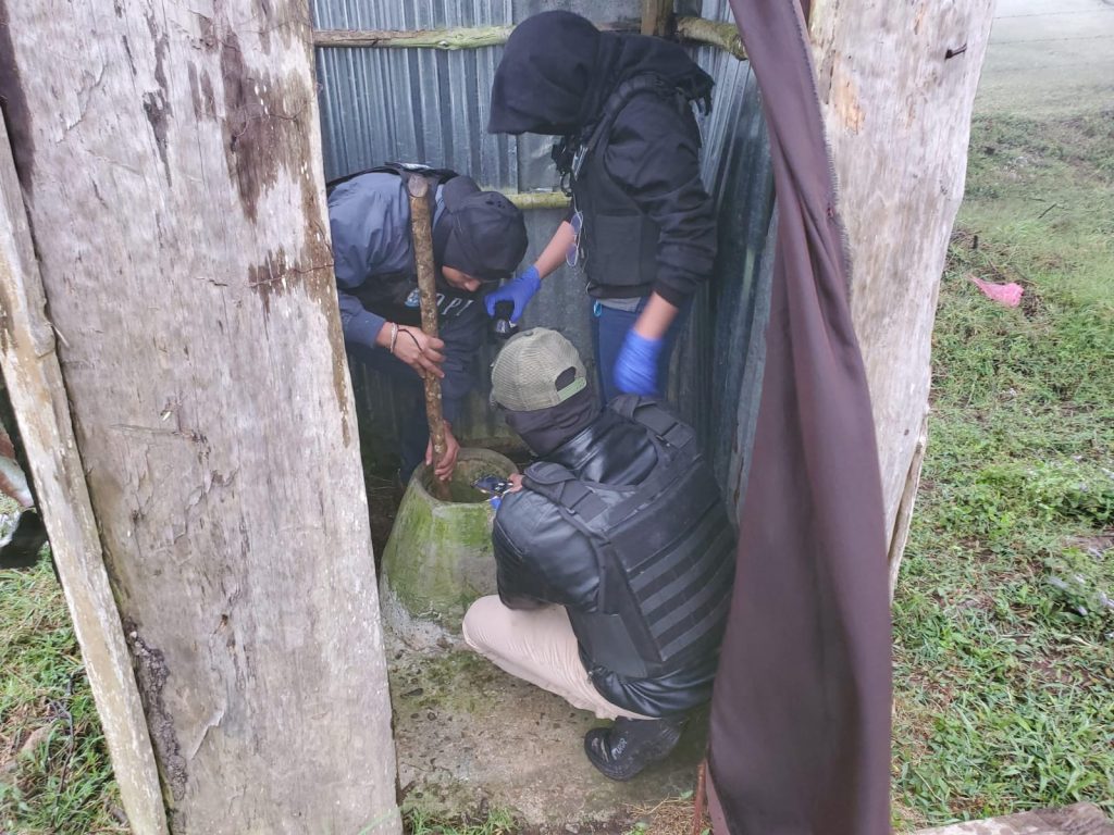 arma de fuego en letrina 