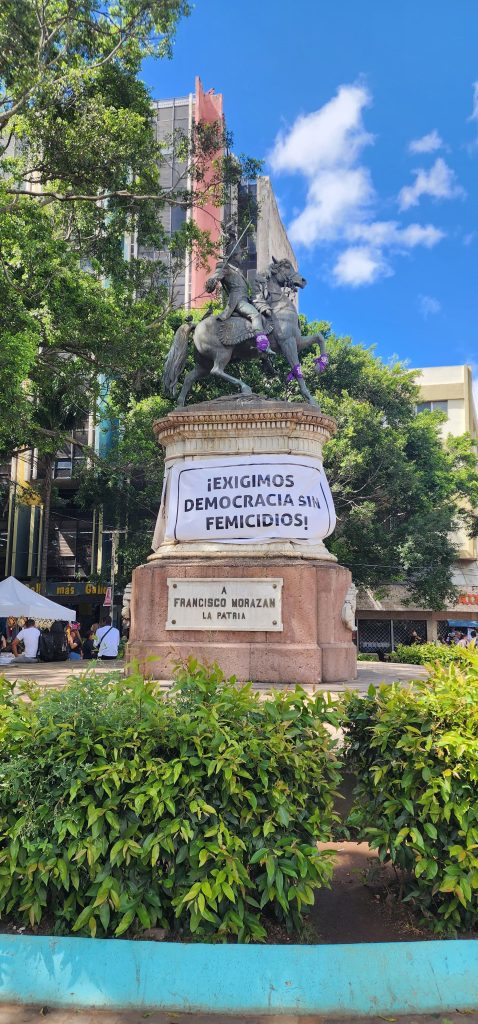 Estatua con un papel pegado