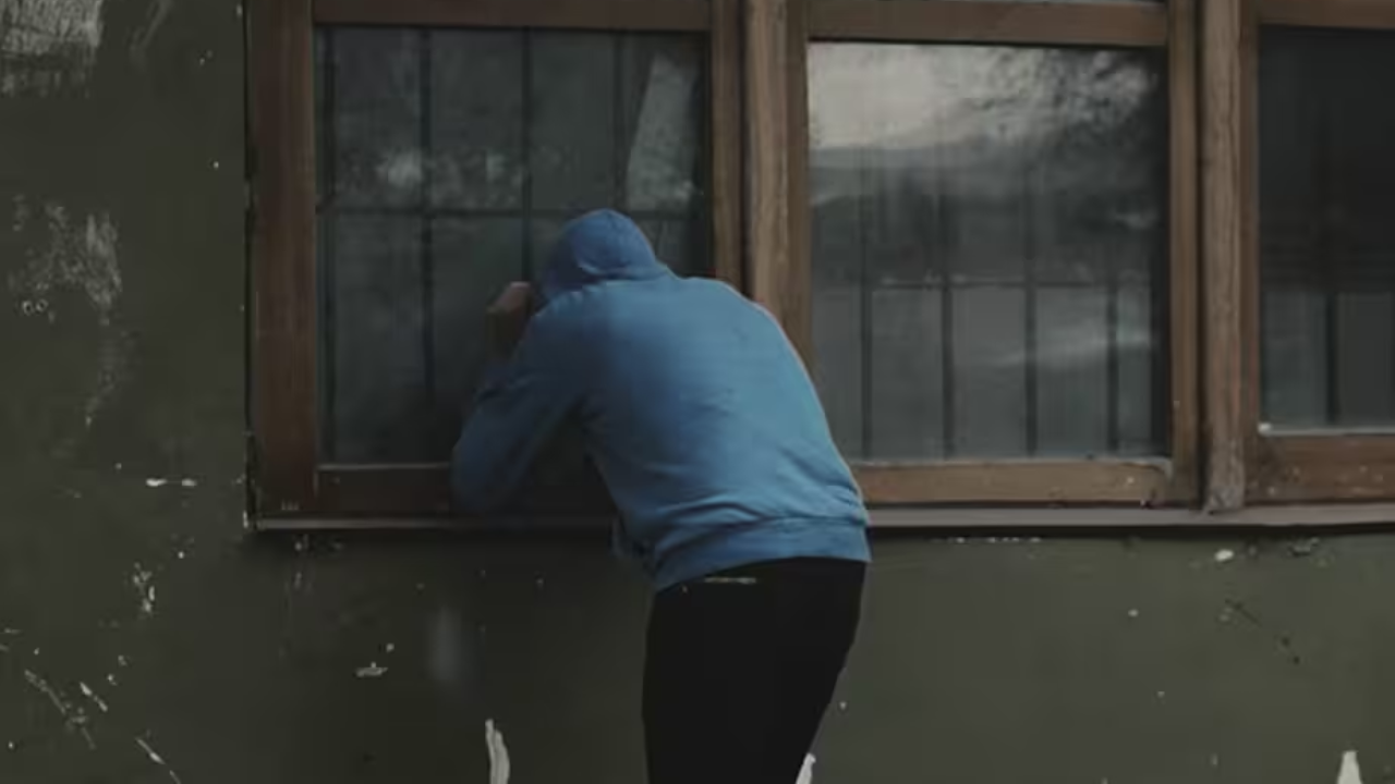 Imagen de Video: Ladrón muere asfixiado al quedar atrapado en una ventana durante intento de robo