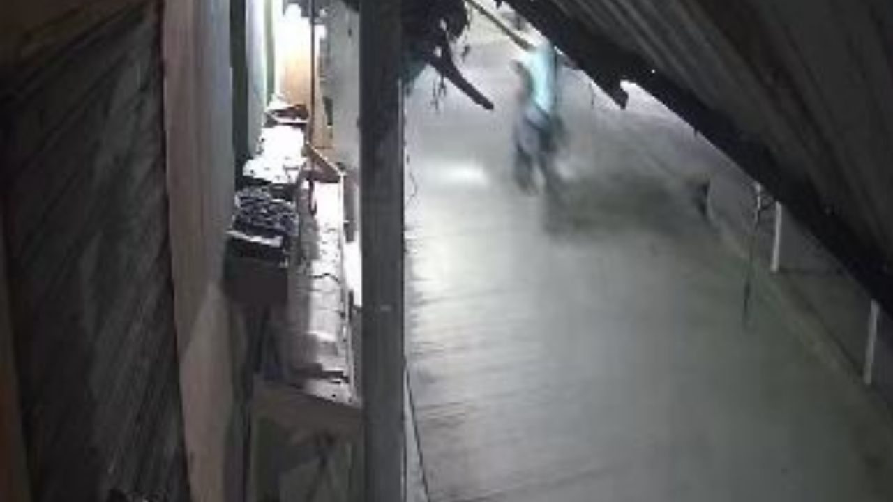 Cámara capta muerte de joven en brutal colisión de motos en la madrugada en Cofradía