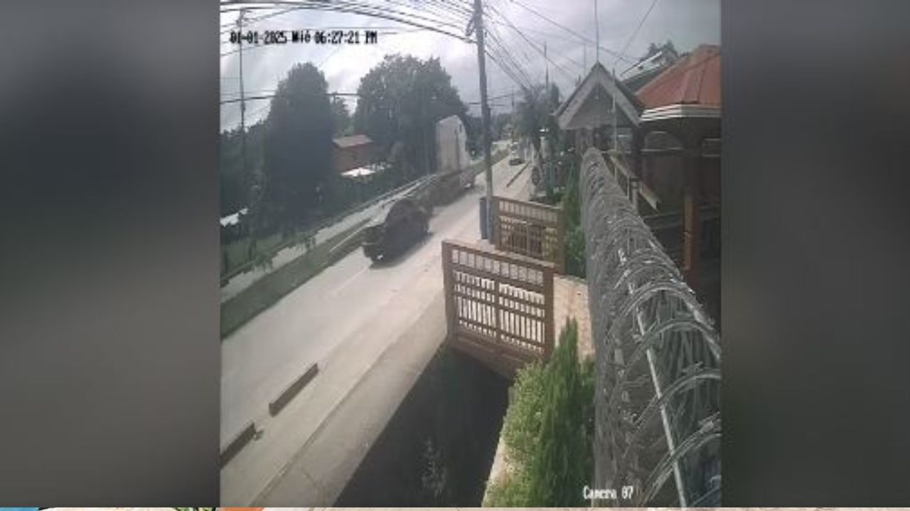 Captan vehículo a exceso de velocidad que se estrella contra rastra en Puerto Cortés