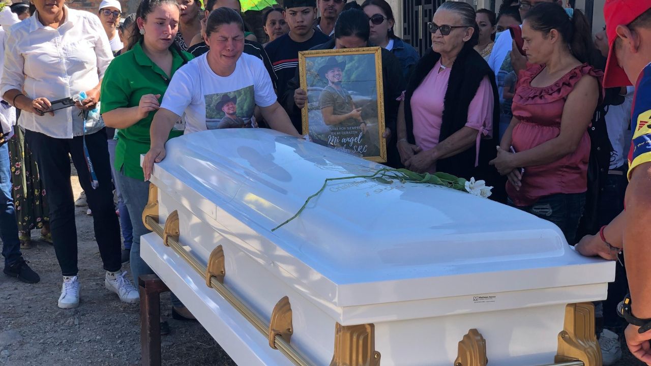 Conmovedor: Madre despide a Christopher Rosa, hondureño asesinado en EE. UU. tras presenciar un robo
