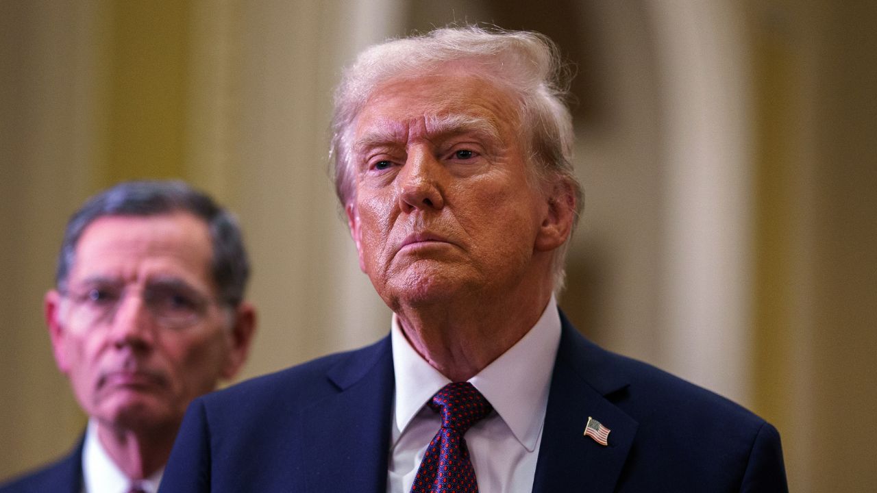 El 55 % de estadounidenses respaldan deportaciones masivas que promete Trump, según una encuesta