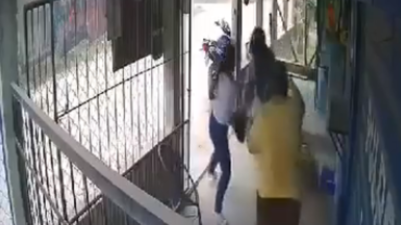 Video: Así fue el momento en que dos mujeres se enfrentan a ladrón que pretendía asaltarlas