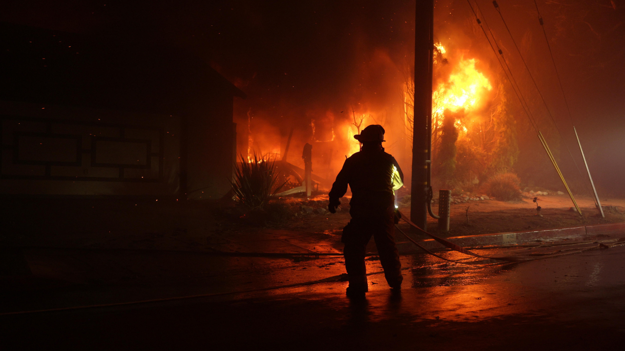 Aumentan a 25 los muertos por incendios en Los Ángeles; arrestan a pirómanos