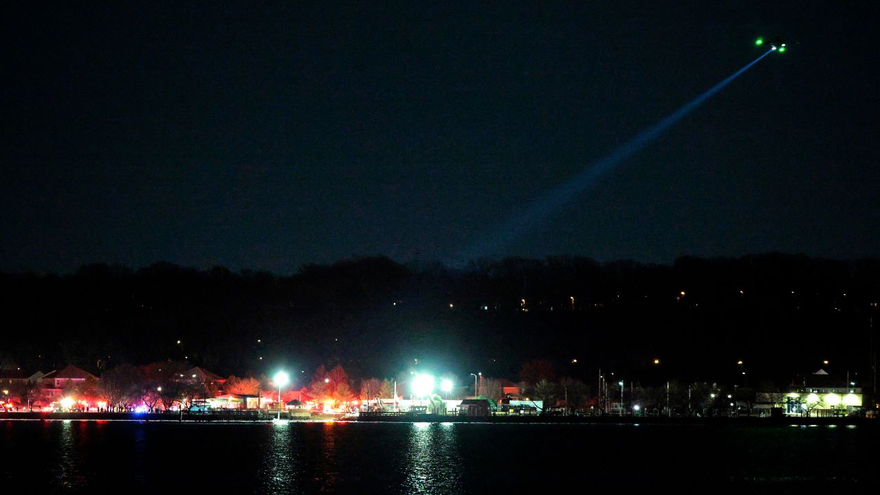 Avión de pasajeros cae al río Potomac, en Washington, y deja unos 60 muertos