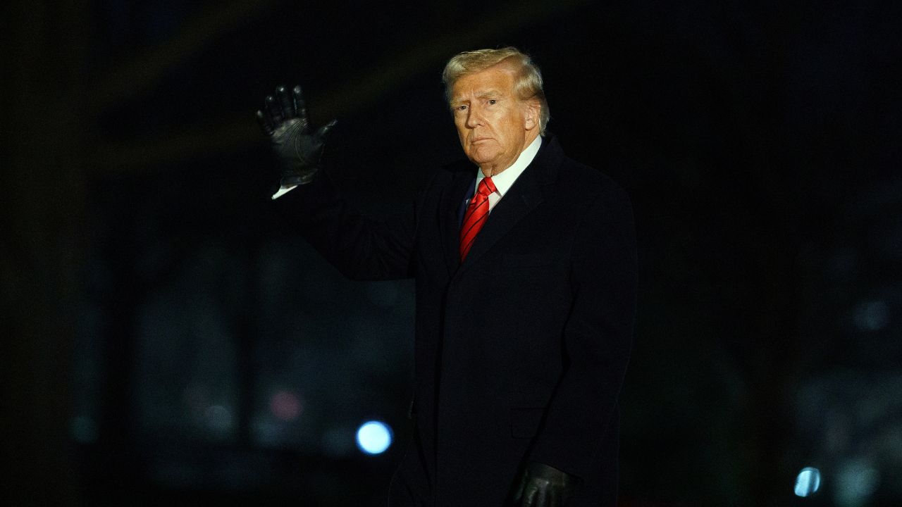 Juez federal bloquea temporalmente orden de Trump de congelar las ayudas federales