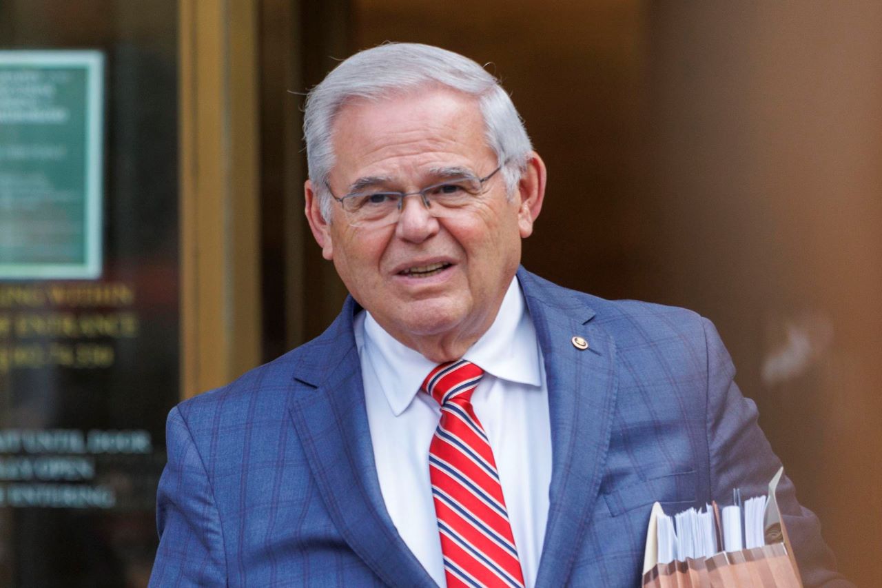 Fiscalía pide 15 años de cárcel para el exsenador demócrata Bob Menéndez