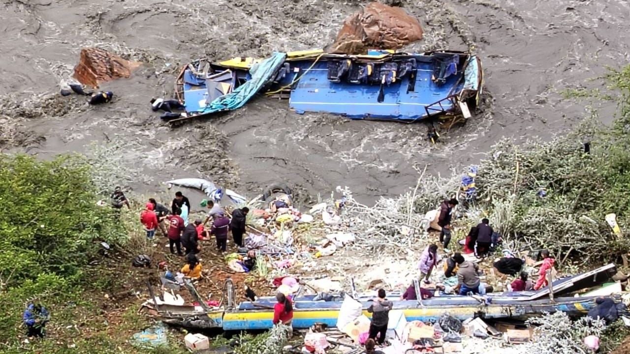 Unos 6 muertos, 17 desaparecidos y 25 heridos tras caída de bus a río en Perú