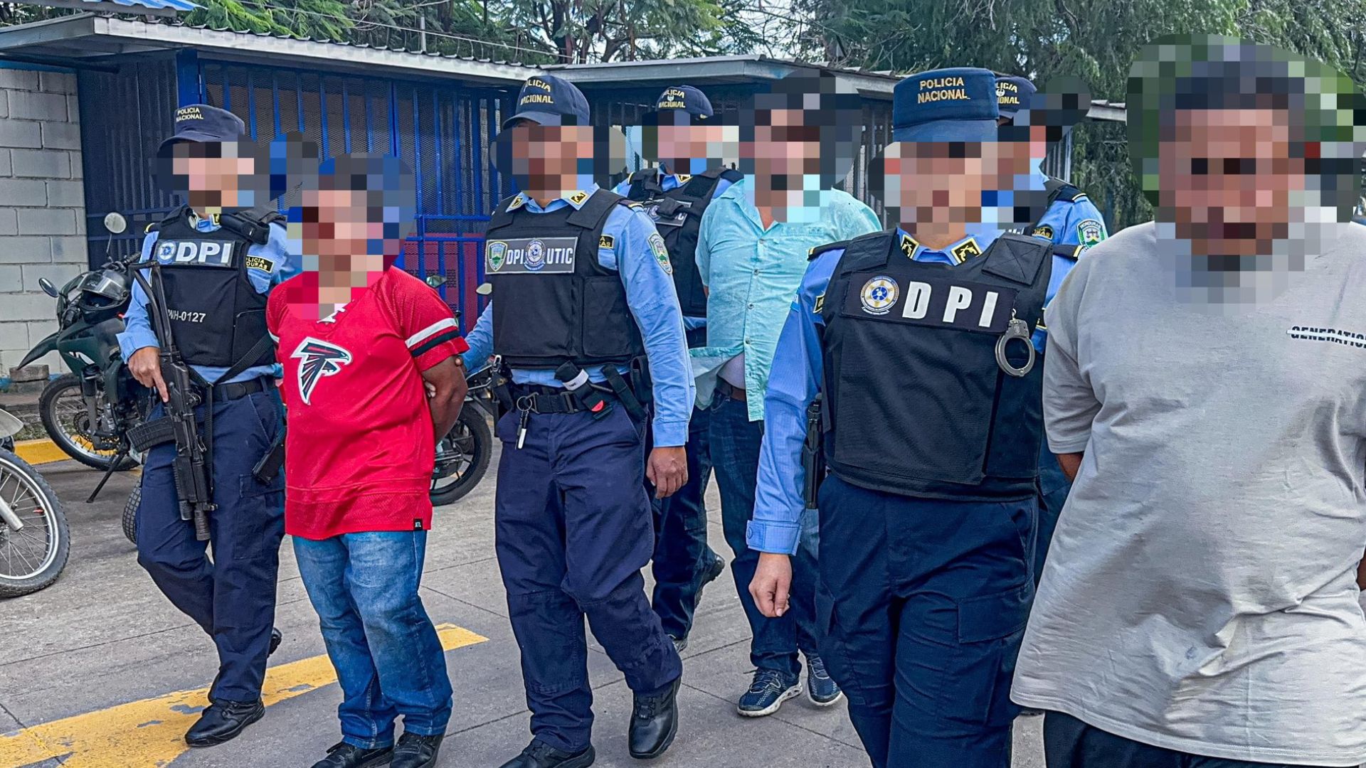 Caen tres supuestos integrantes de la MS-13 que fingían ser dentistas para delinquir en clínica