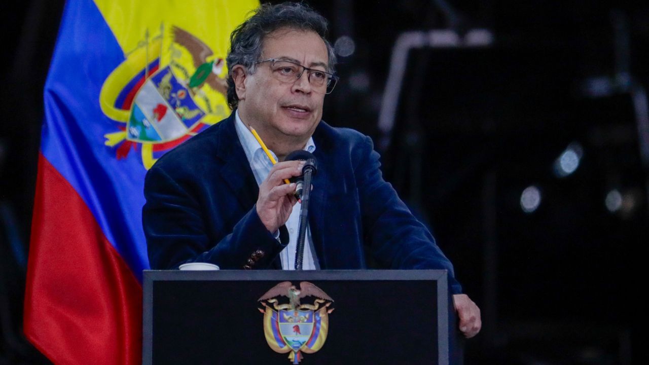 Petro convoca a la Celac y ofrece el avión presidencial para retorno de migrantes de EE. UU.