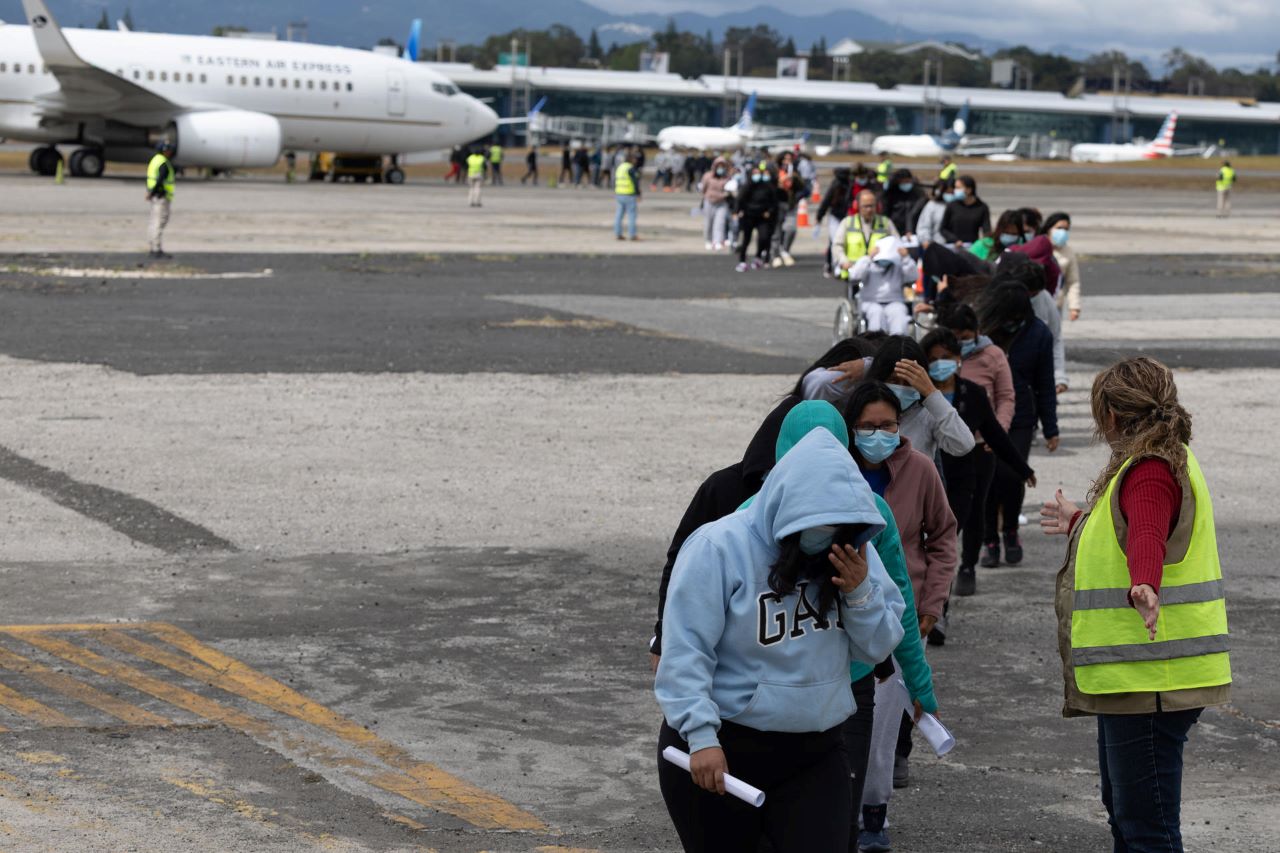 Colombia envía avión a San Diego para repatriar a 110 migrantes expulsados por EE. UU.