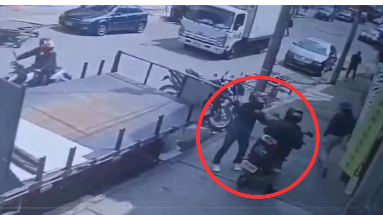 Video revela cuando conductor de camión atropella a ladrones tras asaltar a motociclista