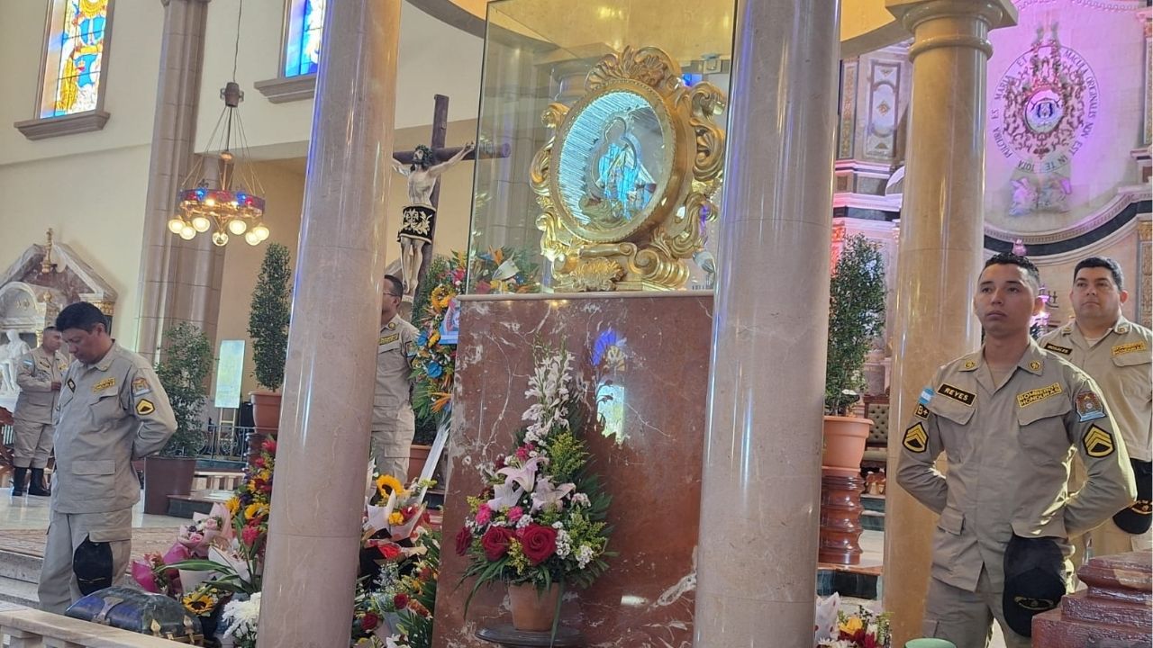 Cuerpo de Bomberos rinde homenaje a la Virgen de Suyapa en el 278 aniversario de su hallazgo