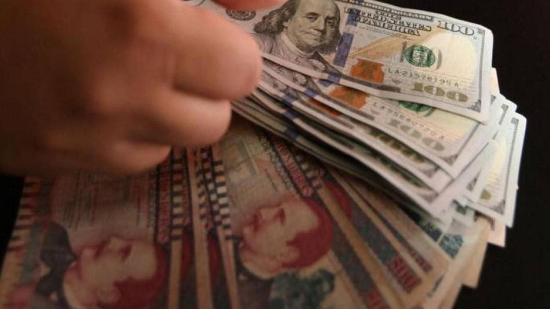 Economistas alertan sobre acelerado deslizamiento del lempira; podría alcanzar los 26 por dólar en 2025