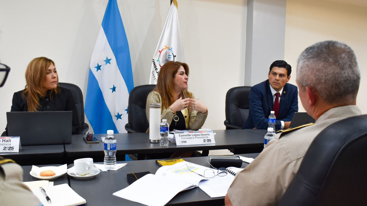 FF.AA. y CNE inician coordinación para elecciones primarias