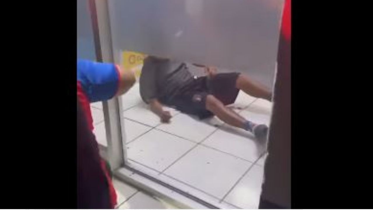 VIDEO: Esto pasó con un hombre que estaba encerrado en un cajero automático en Choluteca