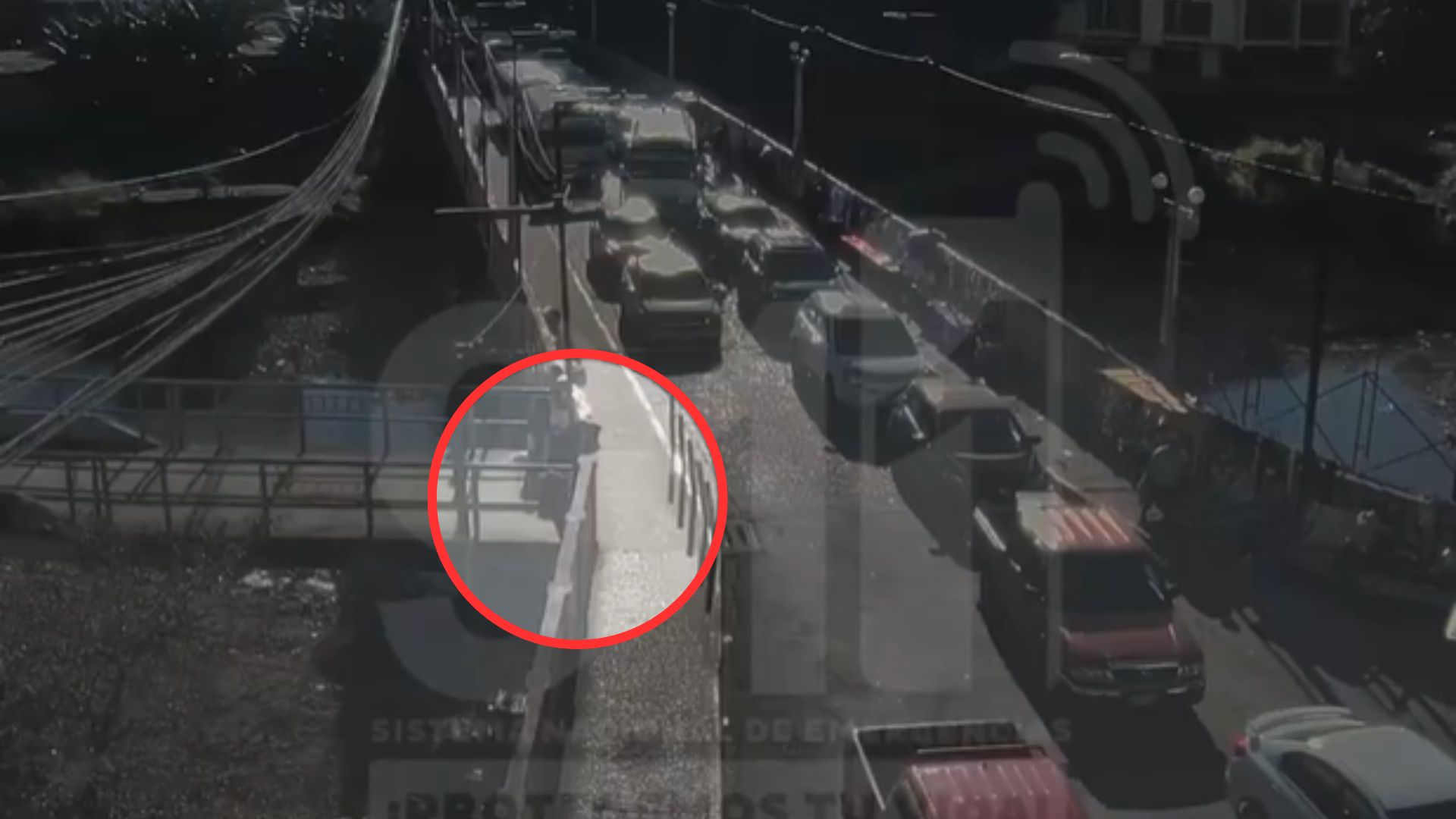 Sale a luz video del momento en que hombre se lanza del puente Mallol en Comayagüela
