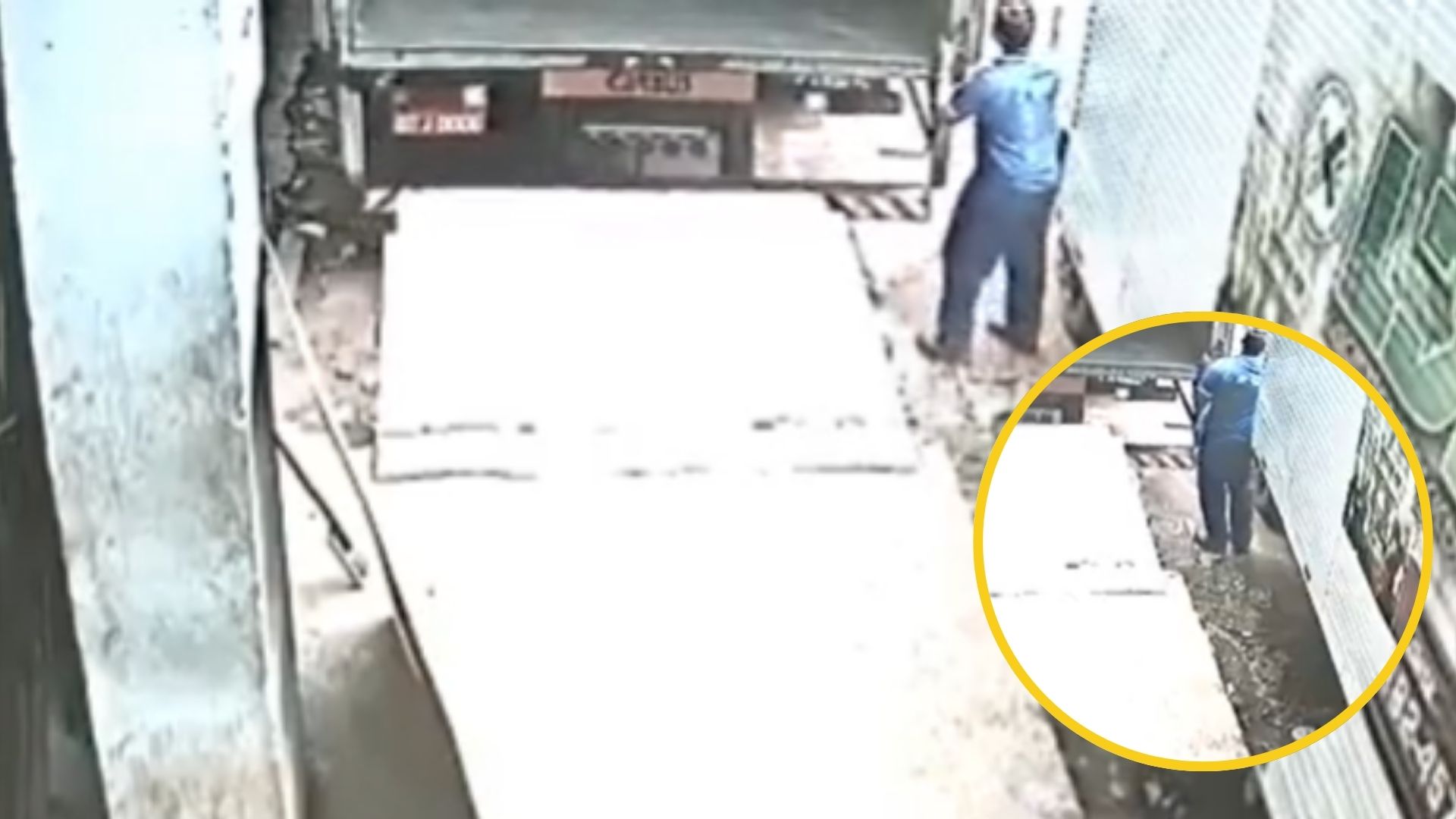 VIDEO: Trabajador muere aplastado al ayudar a un camión a estacionarse en retroceso