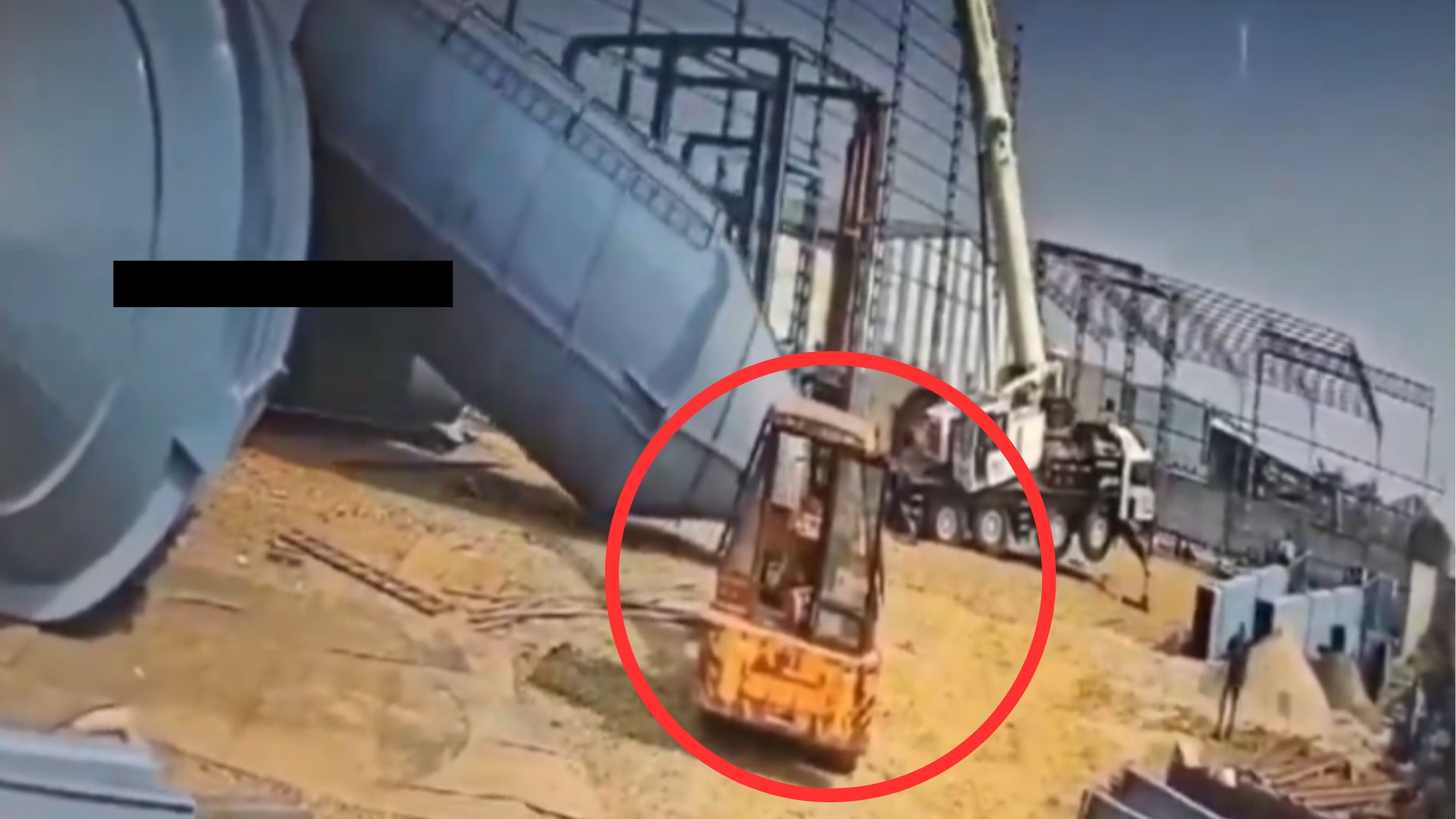 VIDEO: Operador de grúa muere aplastado en trágico accidente en una construcción