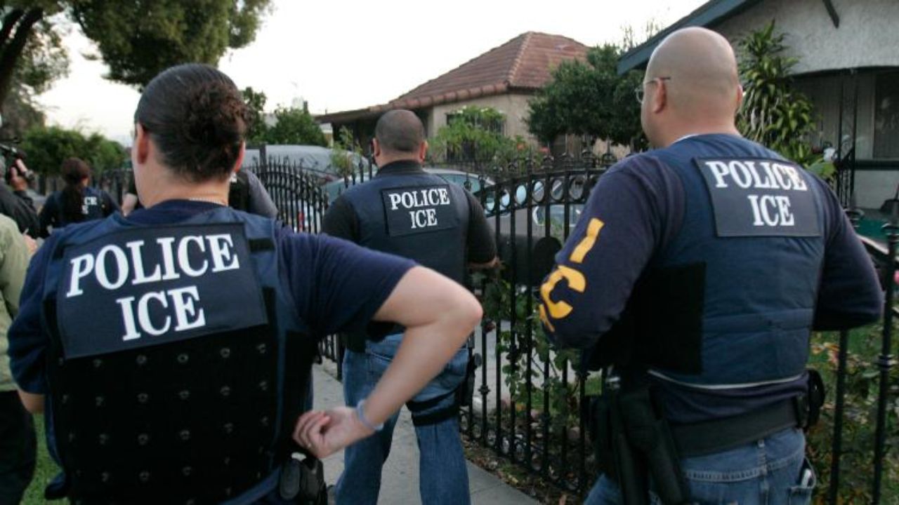 ¿Puede el ICE entrar a hogares de migrantes indocumentados en Estados Unidos para capturarlos? Esto dice la ley