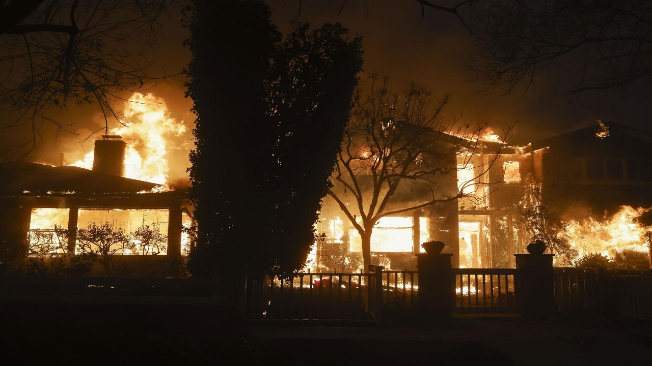 Al menos dos muertos en uno de los incendios que asola a Los Ángeles
