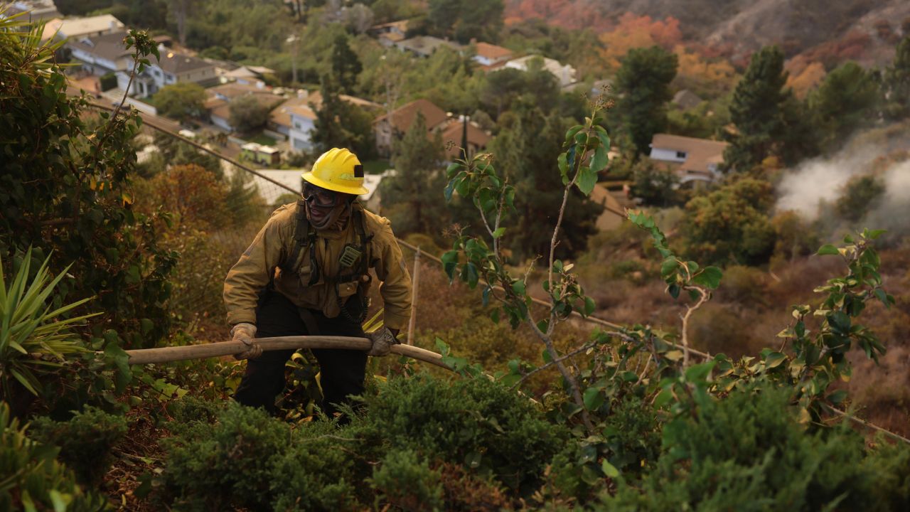 Bomberos bregan contra incendios de Los Ángeles con temor por fuertes vientos previstos